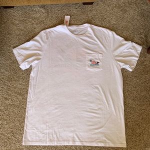 White vineyard vines tshirt